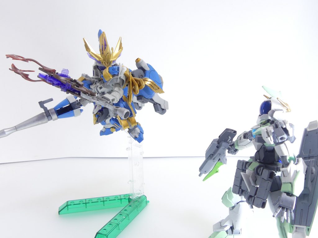 第69改「戦いを呼ぶもの」戦いを呼ぶものを、私達は手にしている。~GBN内・ミオ・シリウスの日記~目が見えない世界のことを、思い出します。なにもない世界。自分の意見を、自分で言えない世界。世界から、隔絶された世界・・・今日は・・・何というか、大変な一日でした。兄と二人でアルザスさんのフォースネストを訪れ、練習(今回はクリエイトミッションもプレイできました)を行っていたのですが・・・・・・その最中、フォースネストに現れたのは一機のSDガンダムでした。ダイバーの名前は、シュナイデさん。アルザスさん・・・もとい、フォース・「アルケミスト」に「文句」をいいにやってきたのです。一機で。・・・その「一機」が相当優秀なダイバーである事は、その後の戦闘で証明されることになりました。シュナイデさんはアルザスさんに言います。「あるルートから聞いた話だが、あなたがGBN導入前の正体不明の武装をテストし、それを初心者ダイバーに渡している」と。「その武装の出所は判明しておらず、ともすればかの『ブレイクデカール』のような大規模なバグに発展する恐れがある」と・・・・・・しかし、その「正体不明の武装」を装備した兄のスラッシュバサラには、現在の所なんの問題もありません。私は一瞬、闇の武器商人・ロゴスの存在を想起しました。・・・兄は激昂してシュナイデさんに挑み、案の定ぼこぼこにされました。SDガンダム特有の機動性、それを極限まで追求したビルドカスタムは初心者の兄を圧倒していたのです。アルザスさんはその言い分を一部認めつつも、言いました。「そうやってクレーム上げ続けるのが、あんたの楽しみかしら」と。シュナイデさんは、いわゆる「クレーマー」だそうです。自分の気にくわないことを、いつも管理サイドに訴え続ける。それでいて、プレイ自体を辞めることはない・・・それが彼の、GBNでの生きがいなんだそうです。アルザスさんは「この件は任せて」と言ってログアウトしましたが、私は別の思いを抱いていました。なにも、彼に言えない。それは、現実世界、目の見えない世界と同じなのではないかと・・・