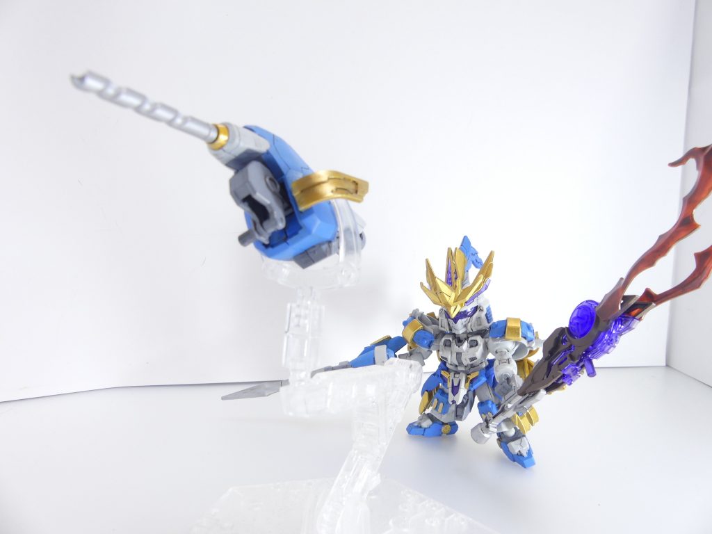 バーニアユニット:リアルガンプラの脚部を転用した、SDガンダムとしては大型のバーニアユニット。最大加速時には機体本体のスラスターや風の魔法も利用して超加速。SDガンダムの弱点であるパワーをスピードで補填する。各バーニアには独立してエネルギーを振ってあり、緊急時にはドリルミサイルとして射出、対艦攻撃を行う。「SDガンダムにもリアルガンプラにも振られるのは同じエネルギーながらSDは機体パワーの関係でエネルギーを使いこなせない」GBN内の問題に対処する、シュナイデなりの答えの一つ。