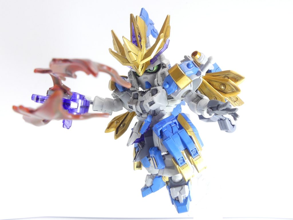 マスクの下には・・・:顔はあるのか。仮面でその真の顔を隠した本機。アルザス達に向け、その「顔」を見せることはあるのだろうか・・・創傑伝はとにかくみんなどこかしらガンダム顔にしたがる傾向。本機もその例に漏れません。マスクを外すとガンダム顔が現れます。