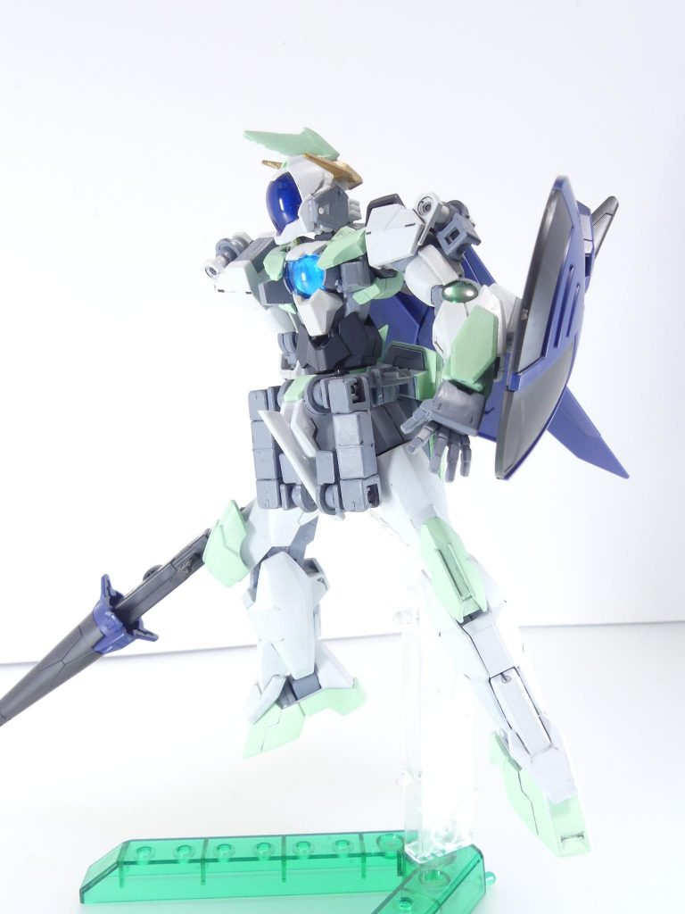 KT-E03R ライテイ ショットランサー:ガンダムF91に登場したショットランサーのコンセプトを元にSEED風にアレンジしたメインウェポン。ビームガンを内蔵した近接・射撃両用の武器。なお、武装型式番号は「HGBD:R ガンダムジャスティスナイト」の説明書から。あくまでカザミは「SEED風」を貫いたらしい。・・・だから「雷帝」なんですね。とりあえず装備。ランサー部分は3ミリ接続。上下に3ミリ穴。ランスのように持たせるかグリップを持たせるかはあなた次第。