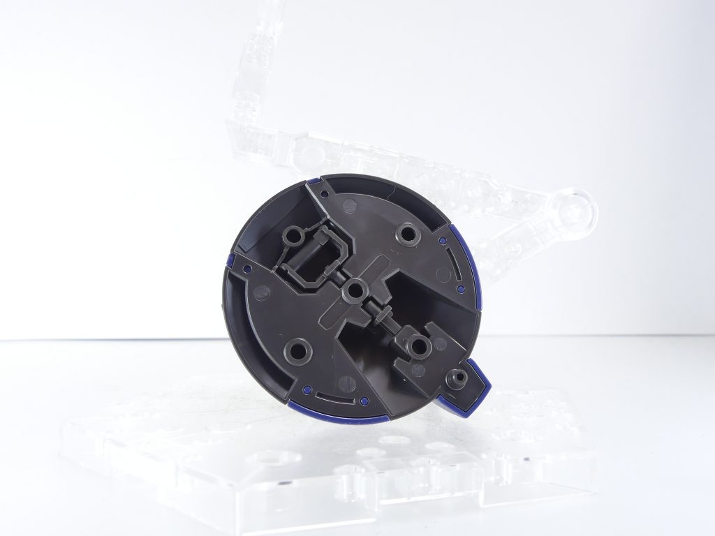 シールドの裏。持ち手と縦軸はそれぞれ取り出して付け替え可能。ジャスティスナイトの場合、4面それぞれで持ち手や固定軸を付け替えできます。一般的なカスタマイズに使う場合、持ち手用の軸が5個開くことに。3ミリ軸も付いているので他の部分に付けても。