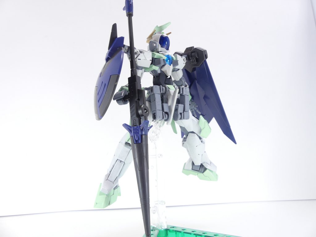 第70改「その拙いパーツは」その拙いパーツは・・・あたしに何を、語りかける?~バー・「アルケミスト」。本日は臨時休業~・・・まったく、シュナイデに噛みつかれる・・・なんてねぇ。「不正ルートで入手した武装だから不正なデータの可能性もある」・・・言われてみれば確かにそうだし、「ブレイクデカール」級の大バグを生み出す可能性だってあるんだけれど。・・・あたしとしたことが、失敗だったかな・・・と思っていたところに、またしても「謎の送り主不明武装」!・・・で。来たのはショットランサーと騎士風武装のセット・・・か。なんだか色が変だけど、闇騎士っぽいイメージなのかしら。改めて武装を見てみると・・・こんな武装、GBN運営では出せないって言う結論に達したわ。いや、「上」の意味じゃなくて。どちらかというと、「ありふれたダイバーがジャンクパーツなどをベースにありふれたビルドを行った」って・・・感じ?もちろん、そのダイバーには敬意を表する。褒め言葉よ。あたしがテストしている武装は、もう少し形式張った仕様になっているものよ。初心者から上級者まで使いやすい性能、改造の余地も残す・・・とか、ね。GBNで公式に配布してるんだから「公式」の冠を付けなきゃならない。武装を付けるガンプラのために作った「思い」が、この武装には感じられるもの。・・・そうなると、ますます謎が残る。どこかのダイバーの武装のコピー品である事ははっきりしつつある・・・だったら、それを完コピして送ってきてるのは・・・誰?