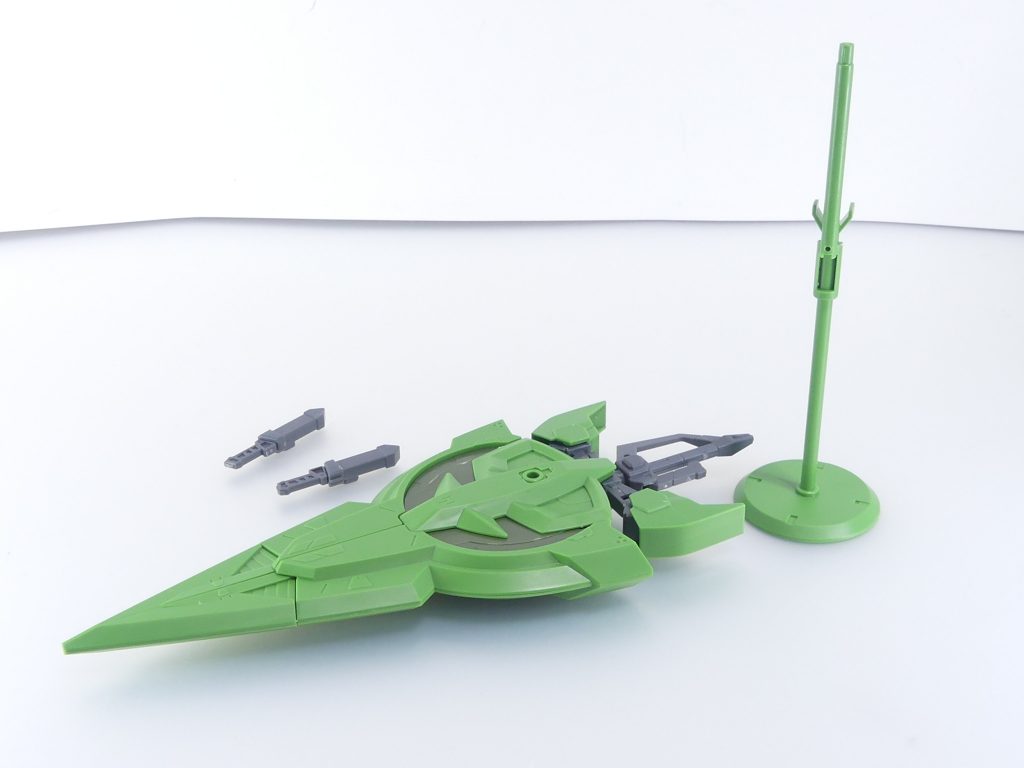 セット内容。・量産型ジオニックソード本体・コンバットナイフ×２（ナイフ・ホルスター）・ディスプレイ用スタンド前回は解説を飛ばしましたが、ディスプレイスタンドは軸部分が上下に分割可能。下半分は大きく重いソードの保持用、上半分はスライド式で長さを調節できる３ミリ軸です。ただし、３ミリ軸は土台が小さいためガンプラ本体の保持には向きません。あくまで武装用と考えてください。