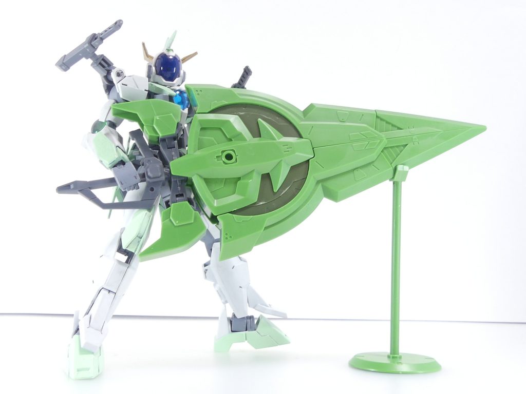 この流れに「ＧＢＮＷ」的味付けをするなら･･･：モチーフ・柄の部分はタクティカル・アームズ。ＧＢＮ内ではこの部分のパーツデータが手に入るミッションが存在し、そこに多くのダイバーが訪れた･･･とか、「ジオニックソードの作り方」がＧ-Tubeにアップされていたりとか。ともかく、このクリスマス時点までに作られたソードは100本を優に超えたという。これこそ、ＧＢＮの「創意」と言えようか。アルザスもまた、（フォースネストの射出成形機ではなくリアルで）自作して参戦することとなった。ベースに乗せてソードをディスプレイ。大型のνジオンならともかく、通常サイズのヴィンテージでは相当の大剣です。巨大剣のため、遊んでいるときは甲パーツの喪失に注意。肩にはコンバットナイフのホルスターを装備。