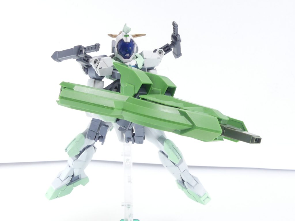 ジオニックソード・ボウガンモード：原型のタクティカル・アームズと違い、射撃形態は矢のようなビームを発射するボウガンモードとなっている。本来キャプテン・ジオンが使用する際は剣先を開くが、アルザスは安定性を取ったようだ。･･･単純に撮影時にミスしただけです。剣先をハイメガブレードと同様にしています。安定性が足りないときは付属スタンドで支えましょう。キットとしてはνジオンと同じであり、νジオン付属のビーム刃をこちらに流用すればマスプロハイメガブレードも実現できます。