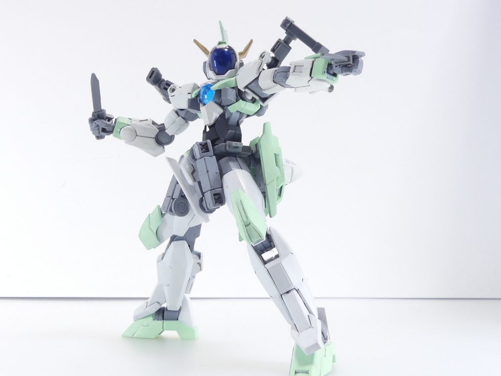 コンバットナイフ：ν-ジオンガンダムの背中に２本携帯する近接格闘武装。ホルスターは３ミリ軸で懸架可能。腰などに付けるといいかも。その場合は余りランナーなどの使用を忘れずに。