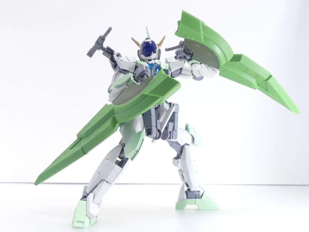 量産型ジオニックソード・ジオニックα（アルザスＶｅｒ．）：携行武器と呼ぶには強力すぎるジオニックソードは、量産型としてビルドされた際はダイバー個人のガンプラに合うようなデチューン、性能変化を図っていた。ざっくり言えば、出力調整、軽量化などである。しかし、一部の優秀なビルダーは「自らの手でビルドした」この武装をさらに上手く使いこなす方法を模索。その一つが、とあるフォースの女性ダイバー２名が考案した「ソードの分割利用」である。オリジナル作例は上記ホビーホビーを参照のこと。オリジナル作例ではガンプラバトルアームアームズ（第14改参照）を利用した可動式持ち手を追加していました。こちらではもっと簡単に、マシンライダー（第45改参照）のグリップをそのまま使用。ソード刀身の３ミリ穴に接続、剣先は伸ばしてブルーフレーム味を強めてみました。※余談･･･「リライズ」１３話にマシンライダーが再登場していたことはご存じでしょうか。第45改に追記。