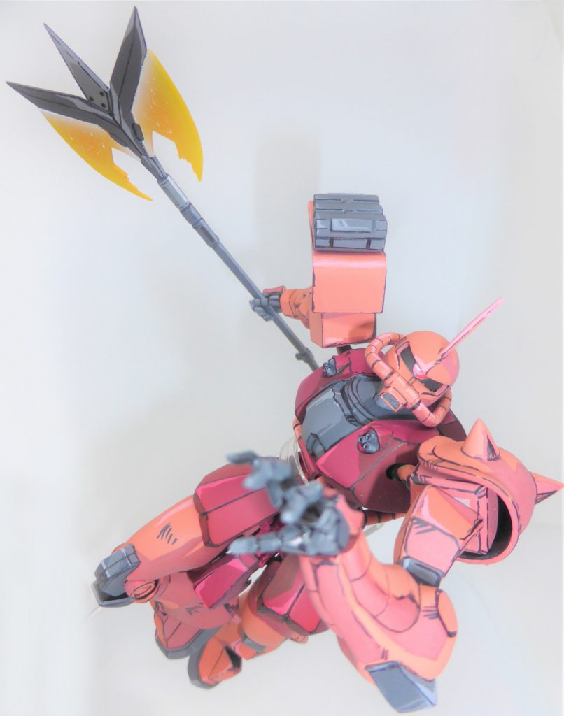 FGザクの肩関節とマインレイヤーの膝関節を使って
股間の引き出しギミックを作成、足の可動範囲を広げてます
あと、斜めに切断して有る首関節を前後逆にすることで
俯き気味の顔の角度を上向きに変更出来ます