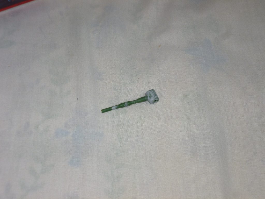 主砲です。
マゼラアタックのものよりいくらか短いので、3ヶ所ほどで切断し、再接着しました。
また、砲塔に取り付けるために砲身基部も幅詰めを行ってあります。