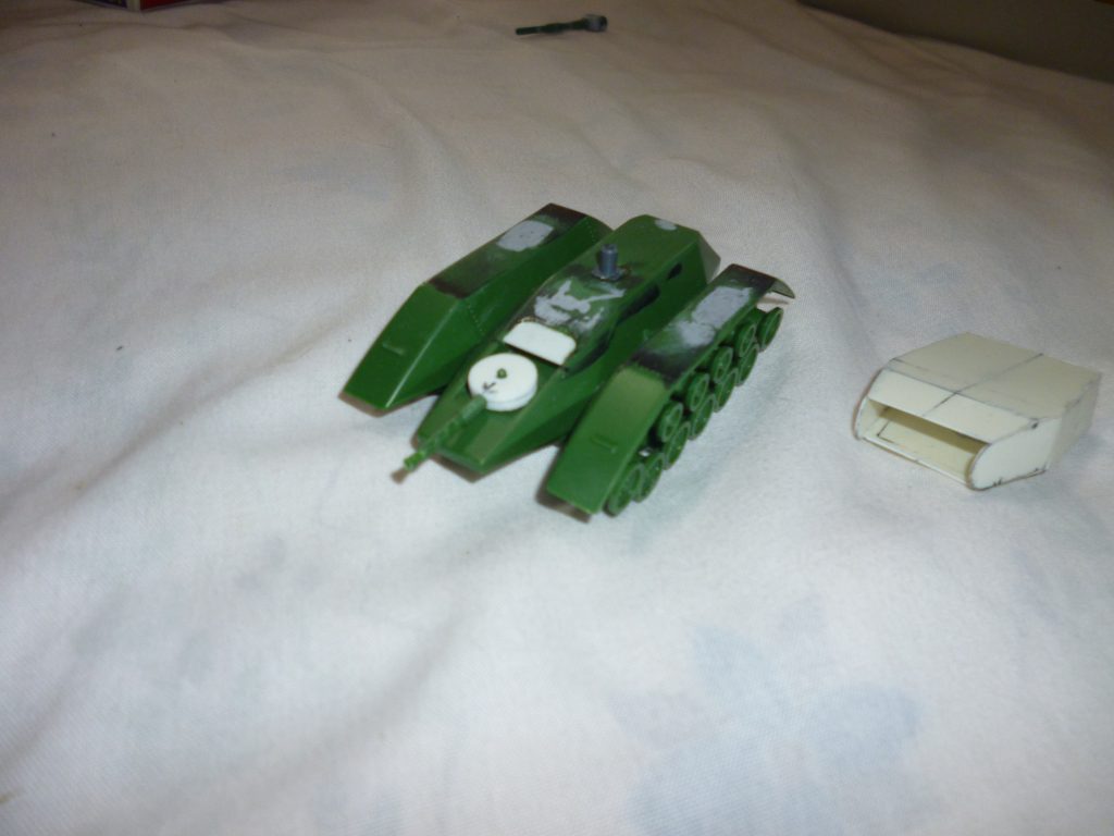 旋回機銃です。
マゼラアタックだと三連装になっていますが、ご先祖にあたるこの車輌は1本のみ(砲塔のものも合わせれば2本ですが・・・)です。
しかし、数が少ないことを逆手にとって、旋回できるようプラ板の積層でターレットを作ってみました。
ちなみに、車体横の白い物体は製作途中の砲塔です。