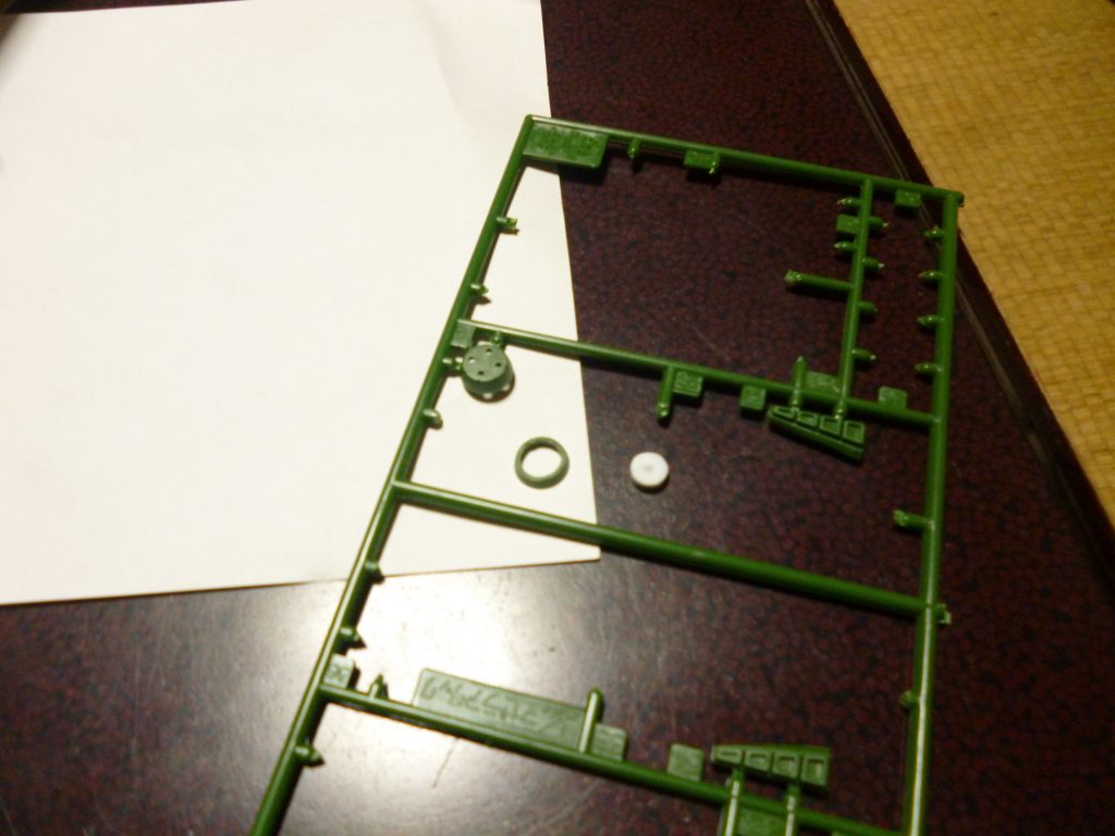 搭乗ハッチです。
先ほども述べましたが、ハッチ本体はプラ板を加工したもの、ハッチ周りのリング(?)は、マゼラトップの後部エンジンのパーツをくり抜いて加工したものを使用しています。