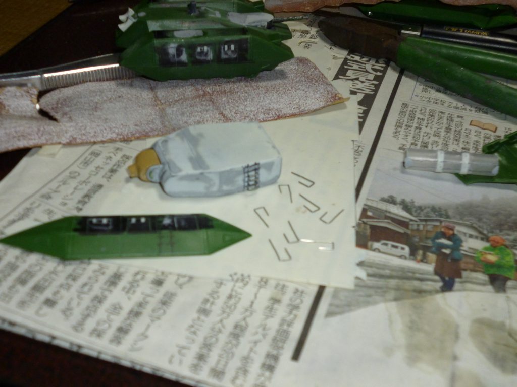 正解はこちら!
「ホッチキスの針」でした~!!
ホッチキスを使ってコの字型のまま針を打ち出し、ラジオペンチで曲げてはしごにしました。
細くて繊細な工作が出来る上、かなり丈夫で値段も安いという、この手の工作にはうってつけの材料です!