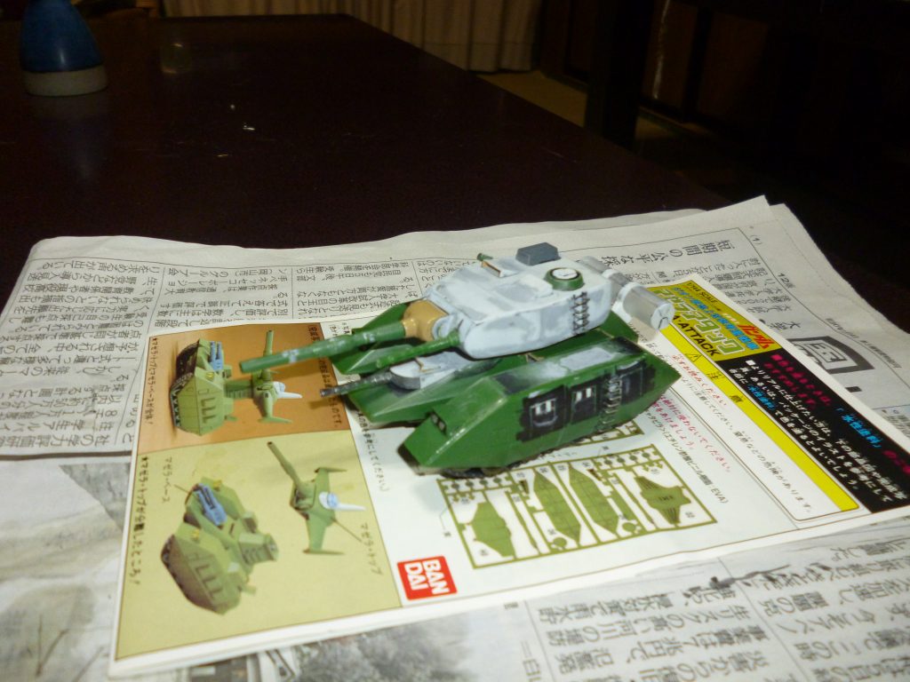 塗装前の状態です。
後ろのタンクはプラパイプ、砲塔上面の排気口と思しきダクトはカスタマーズキャンペーンのパーツ、ペリスコープらしき部分はプラ板で製作、ハッチはプラ板とマゼラトップの後部ノズルの基部を使用しました。
ちなみに主砲はマゼラアタックのものを改造して移植してあるので、ある程度上下に動きます。
それでは、突然ですがここで問題です。
先ほど材料の説明の所でも述べました「はしごに使ったあるモノ」とは、一体なんでしょう?
正解は次の画像で!