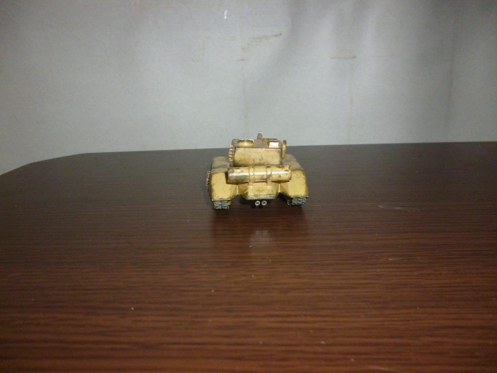 リアビューです。
いつもだったら2,3枚目くらいに載せるのですが、すっかり忘れていました・・・。
よ~く見ると、後部タンクの左側に1枚だけコーションデカールが貼ってあります。