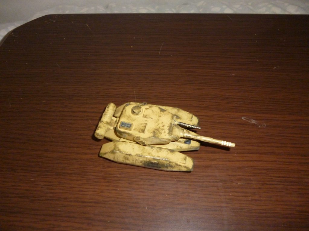 今回、塗装の際に初めて「スポンジチッピング」というものを試してみました。
今回の設定としては「一年戦争初期にマゼラアタックやザクの数が足りず地上に降ろされた、当時からすでに型落ち気味になっていたM1戦車発展型を、アフリカ戦線の部隊が砂漠用に塗装し直してずっと使用していた。長年の使用でデザートカラーの塗装がはげ、下から本来の色であったオリーブグリーンが所々顔をのぞかせている」というようなイメージで仕上げてみました。
そのため砂色の上からチッピングに使用した色も、よくあるグレーや黒鉄色のような色ではなく、オリーブドラブを使用しています。
初めてにしてはうまく出来たのではないかと、個人的には大満足です(笑)。