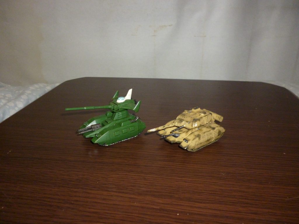 20年近く前、中学1年の時に作ったマゼラアタックとの比較です。
こうして並べてみると、やはり全然違いますね。
というか、旧式のはずのM1戦車発展型の方が現実の戦車に近い分、強そうにすら見えてきてしまいます(笑)。