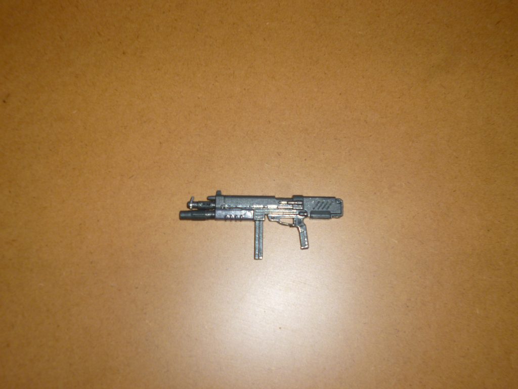MMP-80 90mmマシンガンです。
今回は「戦場の絆」仕様で仕上げたいと思ったため、グレネード・ランチャー付きの90mmマシンガンを装備させてあります。
マシンガン本体はリックドムⅡのものをバンダイからパーツ注文で取り寄せ、グレネード・ランチャーの銃口は旧キット「ザク改」に付属していたものをそのまま取り付けました。