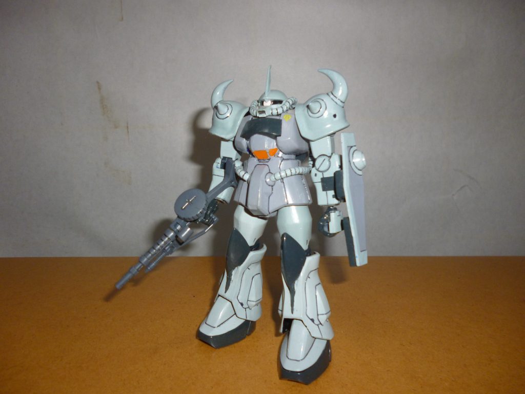 正面素立ちです。
ベースキットは旧HGUC「グフ」になります。
主な改修点は
・両手首をHGUCゲルググ・マリーネから移植
・右腕のヒート・ロッド射出機構を取り付ける部分をパテで穴埋め
・コクピットをエポキシパテとプラ板で形状変更
・膝アーマーをエポキシパテで形状変更
こんなところでしょうか?
ちなみに塗装はライトブルーとニュートラルグレーのツートンです。
膝アーマーや胸部、関節部などはミッドナイトブルーで塗装してあります。