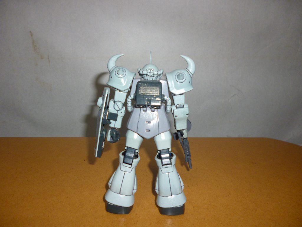 リアビューです。
実はこの「先行量産型グフ」、1/100スケールでMGグフからの改造用ガレージキットが発売されています。
そちらのキットで確認できるバックパックのラジエター(?)を、スジ彫りを入れたプラ板で再現してあります。