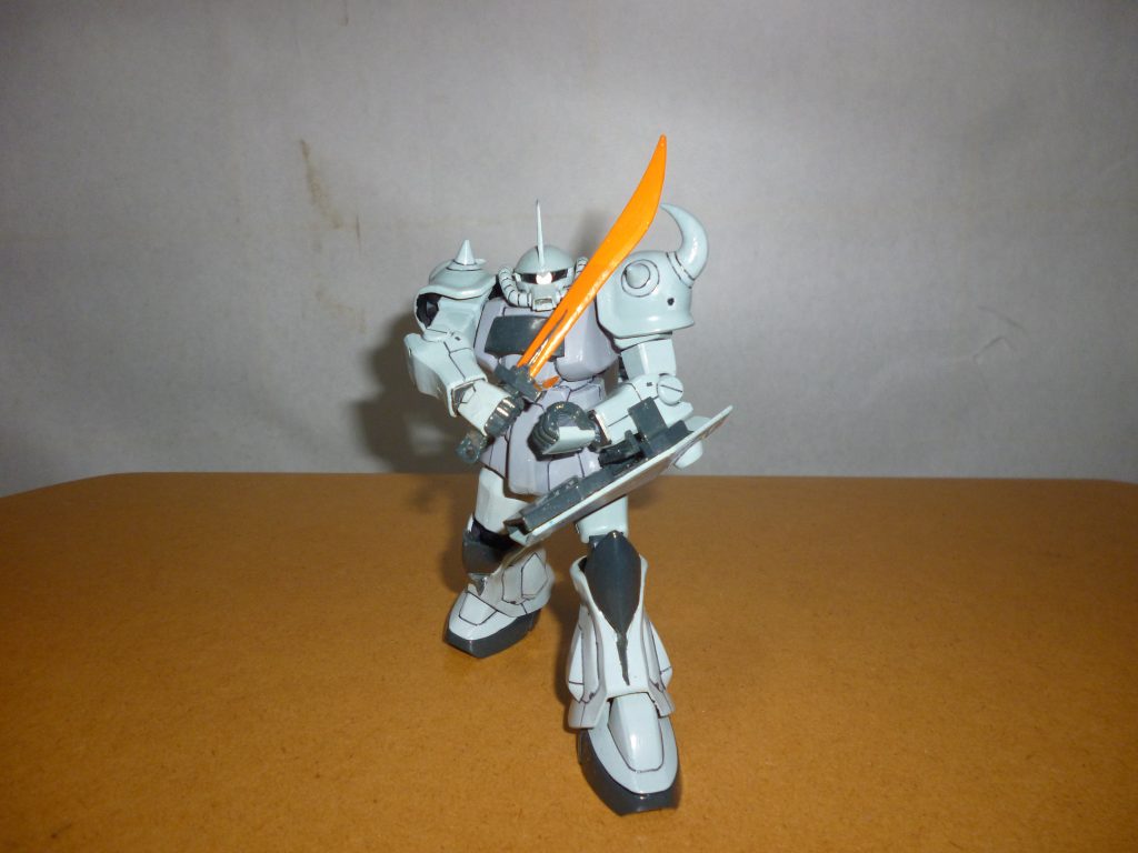 アクションポーズです。
設定に合わせて両手首を普通のモノに変更したのですが、そのおかげでいろいろな武器を装備させることが出来るようになりました!
まずは定番、ヒートサーベルです。