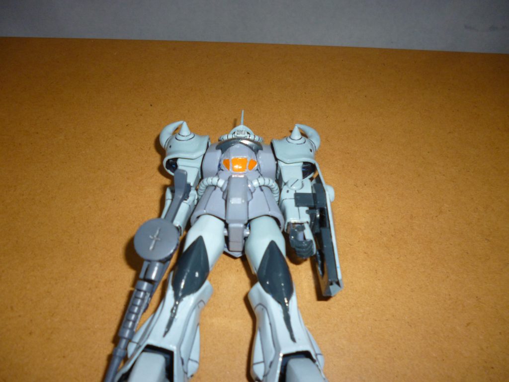 コクピットと膝アーマーです。
コクピットのオレンジ色の部分(窓?)は、パテが固まる前に三角と四角に切り出したプラ板を貼り付けて再現しました。
膝アーマーは、もう少しきちんと成型すればよかったのですが・・・。