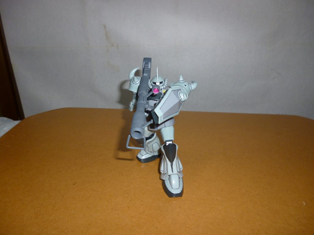 ジャイアント・バズです。
地味に各種ゲーム作品などでも、グフが装備していることの多い武装の1つです。
それにしても、ドムに持たせていたときにはそれほど感じませんでしたが、細身のグフに装備させてみると本当に「ジャイアント」ですね・・・。