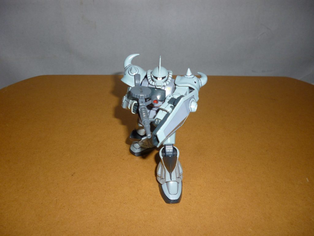 ザクマシンガン装備です。
劇中(というか設定)で生産された時期を考えれば、一番装備して違和感がないものはやはりコレですね。
というか、ザクマシンガンはたいていのジオン系の機体に似合う万能アイテムだと思います(笑)。