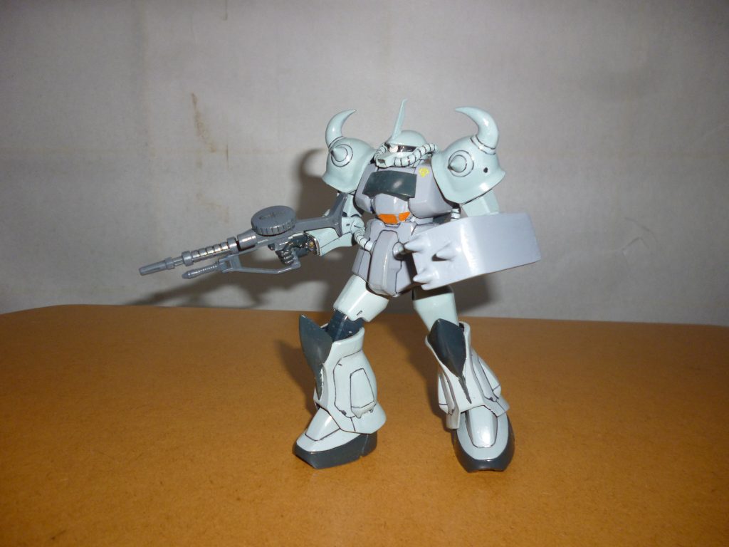 「ブルーチームも出ます!!ゲラート少佐」
前回投稿した「M1戦車発展型」の資料としても活躍してくれたコミックス「GUNDAM LEGACY」(夏元雅人さん著)のワンシーンより、フェンリル隊のル・ローア少尉が駆る先行量産型グフです。
物資不足のためか、専用のシールドではなくスパイクシールドを装備していましたが、これが抜群にカッコよかったため、再現してみました。