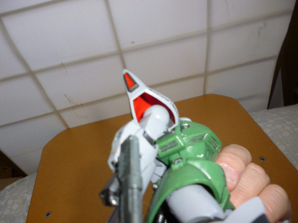 ショルダーアーマー内部です。
脚のフレア内もそうですが、こういった本来ならば陰になって暗い色になりがちな場所が鮮やかな色になっていると、非常に印象的です。