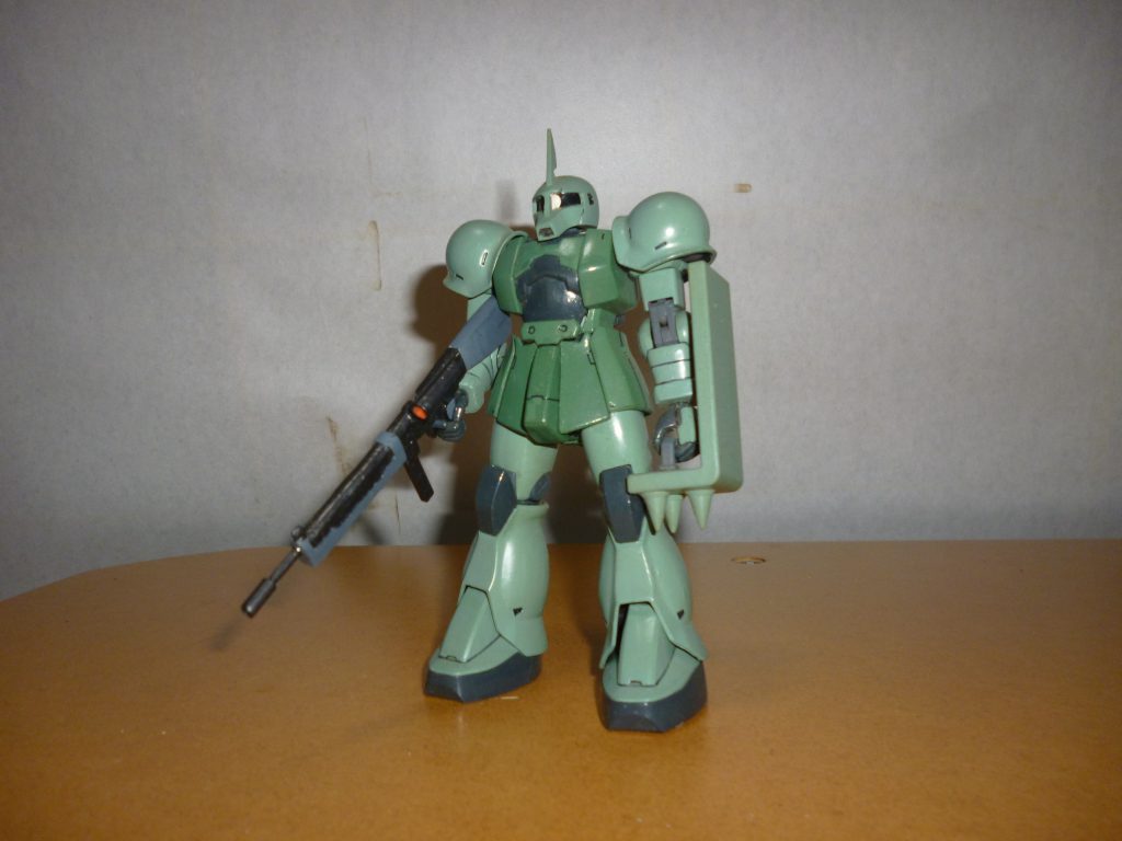 正面素立ちです。
ベースキットはHGUC「ザクⅠ(黒い三連星仕様)」です。
右肩のショルダーアーマーや胸部装甲、フロントアーマーのフンドシ部分などはHGUC「ザクⅠ・スナイパータイプ」の部品をバンダイから注文で取り寄せ、使用しました。
カラーリングは、グリーンにニュートラルグレーを混ぜた色です(グリーンとグレーの割合を変え、濃淡に変化を出してあります)。
膝アーマーや足底、コクピットなどはミッドナイトブルーです。
もう少し白っぽい色でもよかったかもしれませんね・・・。