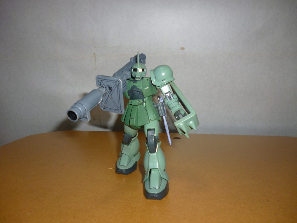 ラケーテン・バズ&ヒートホーク装備です。
この「HGUC ザクⅠ」にはバズーカ専用の手首パーツが付属するのですが、おかげでこんな大型武器もラクラク装備できてしまいます。
ただ、バズが重すぎてバランスがヤバいです・・・。