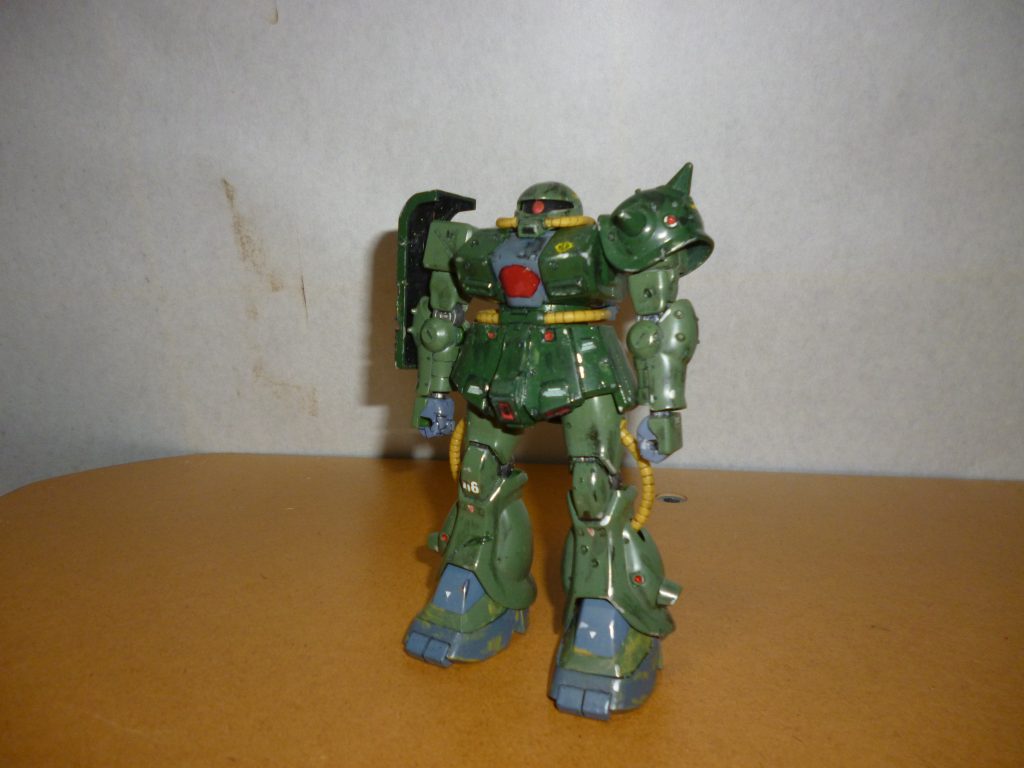 正面素立ちです。高校生だった当時からウェザリングは大好きでしたが、この作品はバーニィの激闘を表現するべく、火であぶった針金で弾痕を付けたり、綿棒に付けたつや消し黒をあちこちに塗りたくったりとやりたい放題の汚し、ダメージ表現を加えました。各部のマーキングは、説明書の表紙イラストを参考にしました（余談ですが、旧キット「ポケ戦」シリーズは箱絵や説明書のイラストがとんでもなくカッコいいです。興味のある方は是非、模型屋さんで探してみてください）。劇中の戦闘の様子を考えればここまで全身穴だらけではなかったようにも思えますが、そこはまぁ雰囲気重視ということでひとつ・・・。