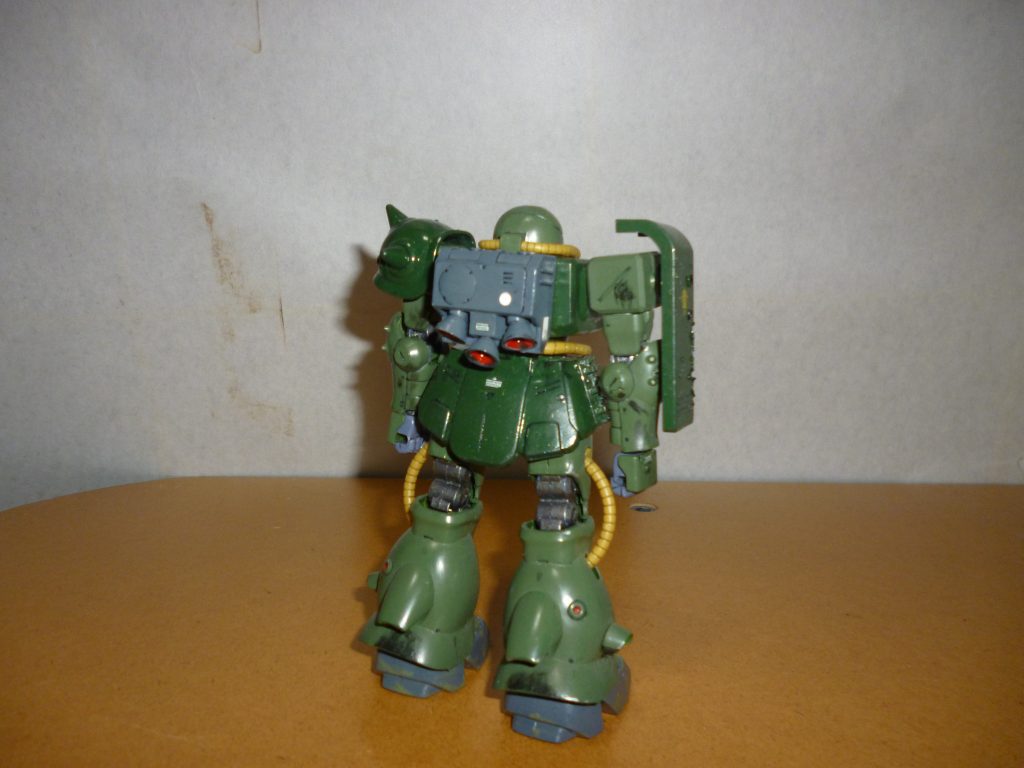 リアビューです。今でこそ、ＨＧＵＣはもちろんＲＥでもキット化されているザク改ですが、私がポケ戦を初めて視聴した頃には、いわゆる旧キットの0080シリーズしか発売されていませんでした。それでも、今の目で見ても十分すぎるほどのデザイン、プロポーション、可動範囲を持った名キットだと思います。特にプロポーションに関しては、好みの問題もあるかとは思いますが妙にほっそりした最近のザク改よりもたくましくて迫力があり、断然こちらの方がカッコいいと思います！