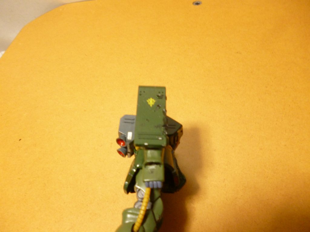 シールドです。表面の弾痕の他に、側面を火であぶった針金でこすり、溶けた感じにしてみました。