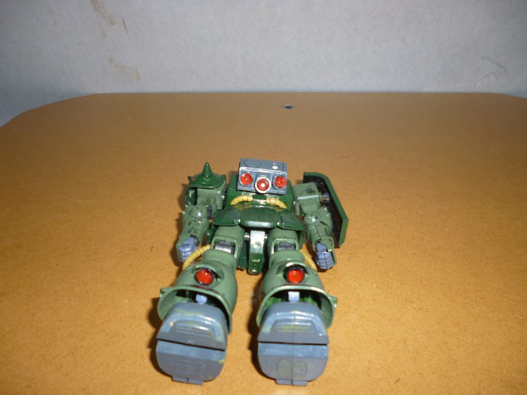 スカート内部と足裏です。
ザク子「このヘンタ～イ！！」『ザシュッ』（ヒートホーク）
はい、茶番失礼しました（バーニィの命日だから今日は真面目な投稿にしようと思っていたのに、結局ネタを挟んでしまった・・・orz）。ふくらはぎのカバー内部がスカスカだったので、市販パーツのバーニアを追加してあります。これだけでも、結構見た目が変わりました。