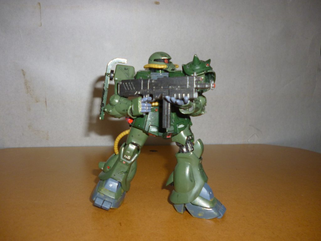 戦闘アクションです。ポケ戦の第１話でコロニーに侵入した部隊が戦っているシーンをイメージしてポージングしてみました。そういえば説明が遅くなってしまいましたが、左の平手はＨＧＵＣゲルググ・マリーネに付属するものを塗装して使用しています（キットそのものには平手は付属しません。ご了承ください）。