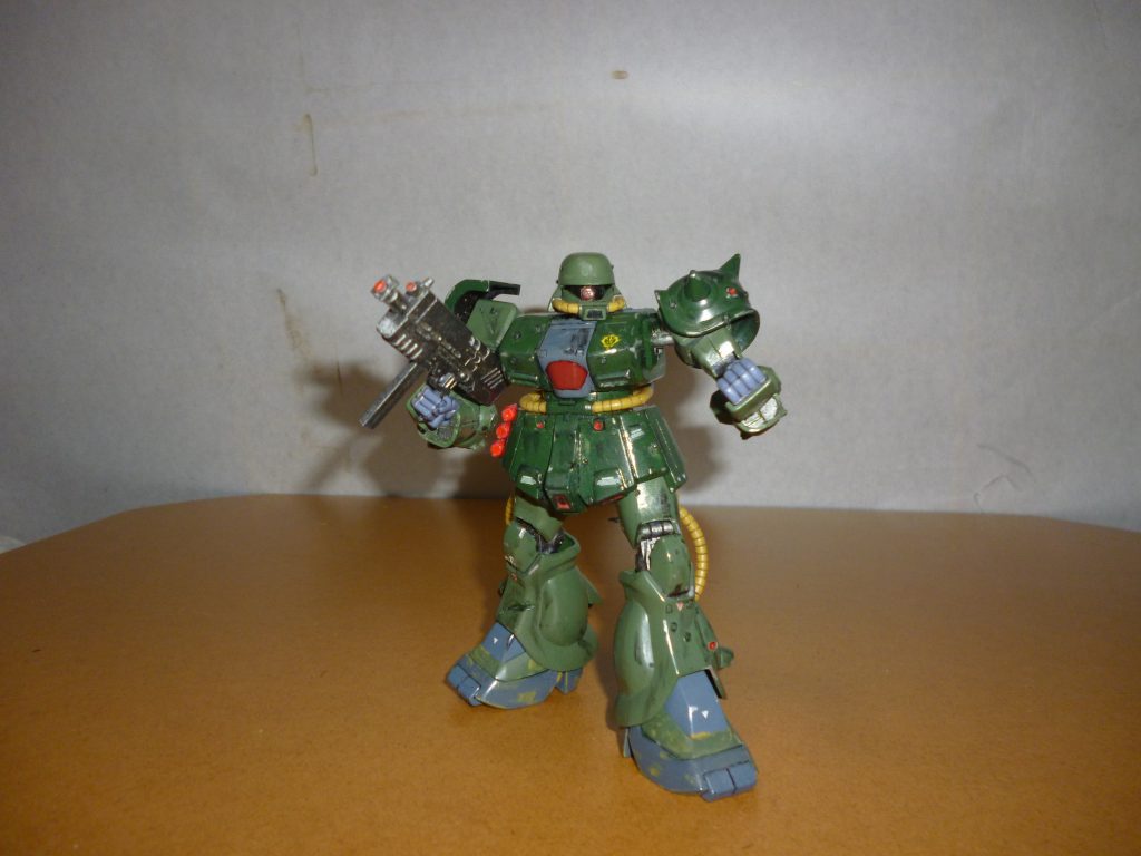 フリッツヘルムです。ザク改の大きな特徴のひとつが、このザクらしからぬ頭部だと思います。こちらの方はきちんとキットに付属していたので、装備させてみました。