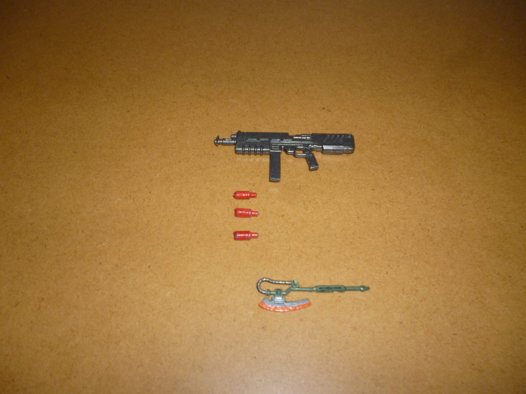 武装一式です。MMP-80　90mmマシンガンにハンド・グレネード、そしてヒートホークです。ハンド・グレネードがきちんと３つ付属しており、しかも取り外し可能というところが嬉しいですね。ただ、２０年近く前にガンダムマーカー（しかも無駄に鮮やかなシャインレッドか何か）で塗装したきり全く塗り直さず雑に保管してあったため、塗装がはげまくっています・・・。ヒートホークは赤熱化している状態を再現したかったため、設定通りの黄色ではなくオレンジで塗装してみました。バーニィの気迫が伝わってくるようで、お気に入りポイントのひとつです。