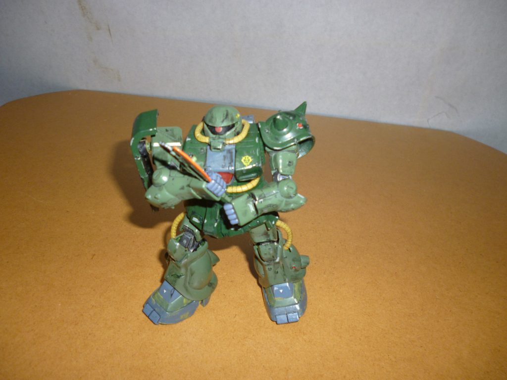 アレックスとの決戦に向け、コロニー内を疾走するバーニィのイメージです。両手持ちにすると、若干ヒートホークが短く感じます・・・。そうそう、もう一つ大事なことを言い忘れていました。このザク改、旧キットとは思えない本当に素晴らしい出来なのですが、なんとヒートホークが付属していません・・・！！仕方がないので、旧ＨＧの０８小隊版ザクから流用しています。