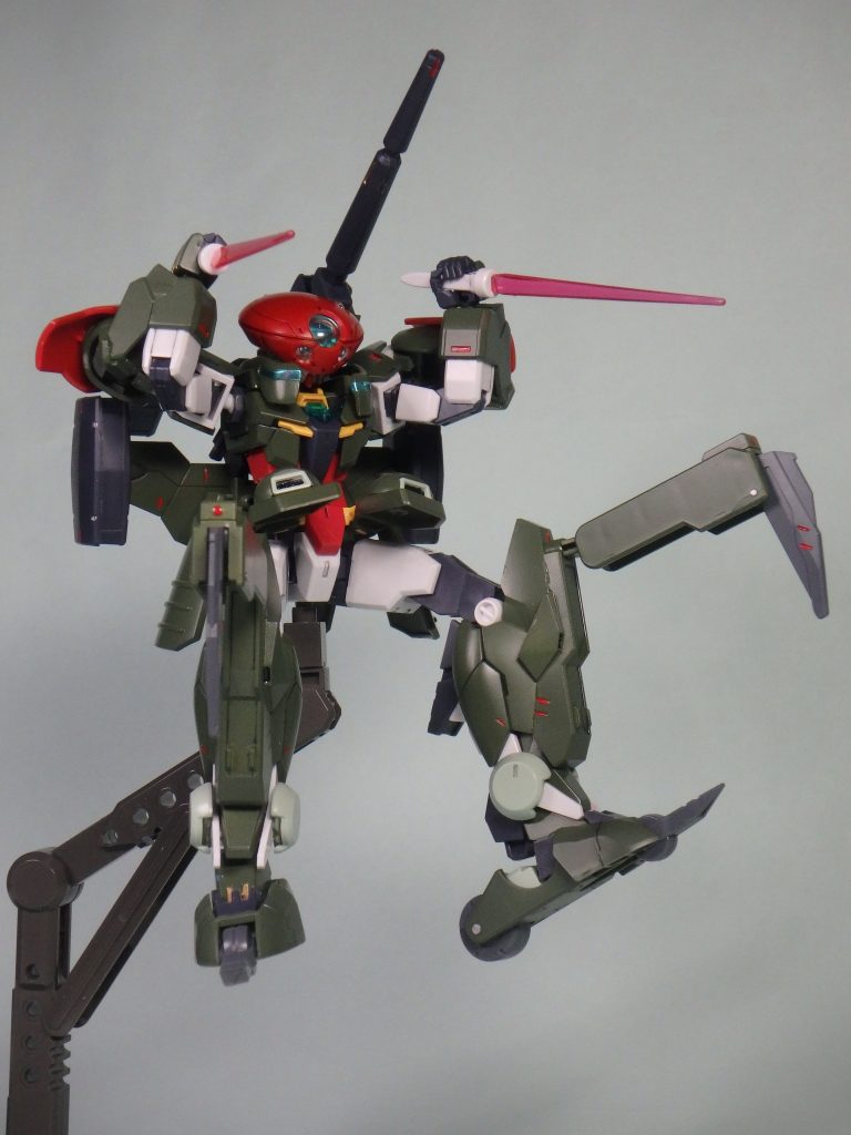 上からの奇襲攻撃。「私のシザークローからは逃げれないぞっ!!」