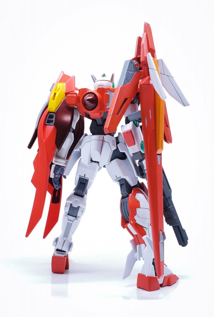 右肩の長物は複合武器で、フルセイバーのシルエットを意識しています^^