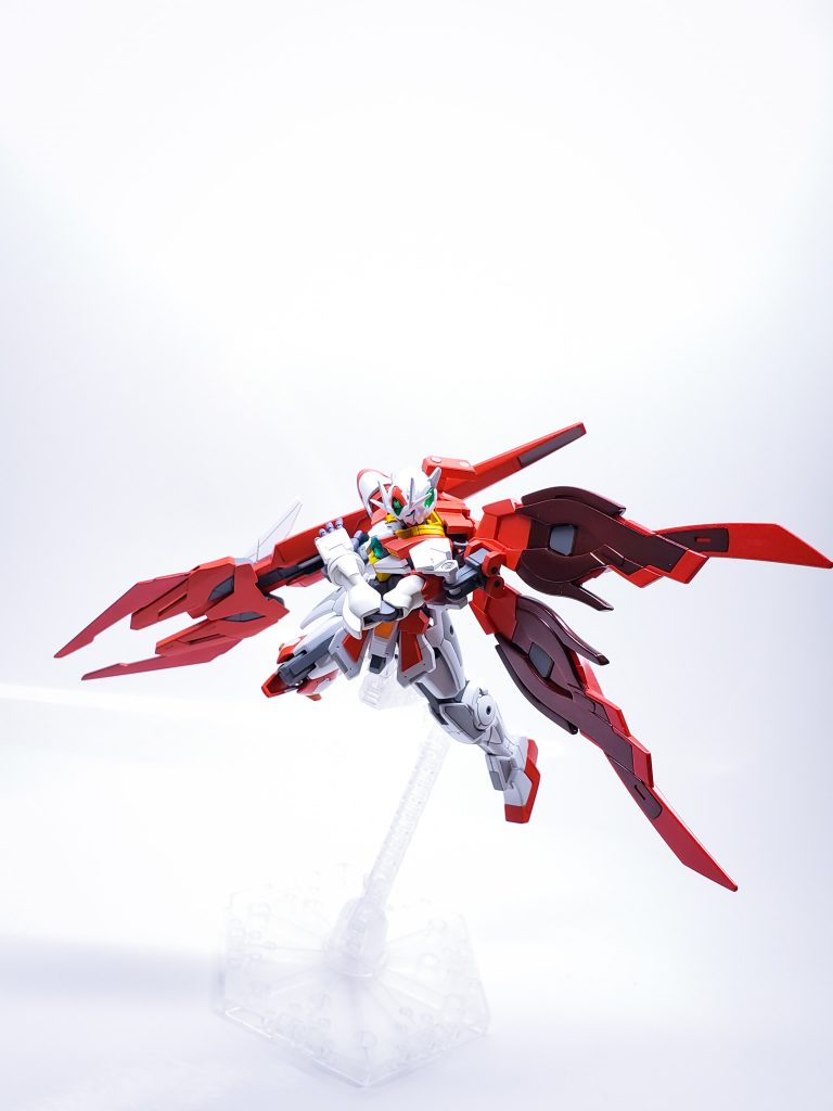 右肩の武器は展開してクロー(爪)モードになったり