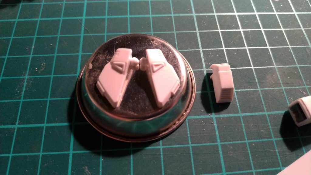 簡単な工作ですが、左右独立可動出来るように分割