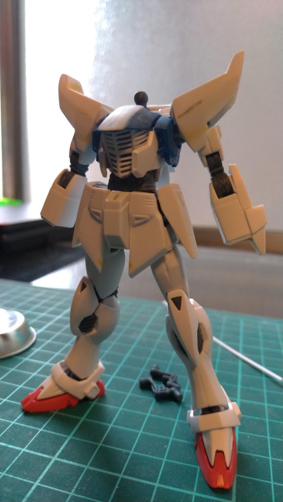 肩アーマーの形状変更、胸を少し増幅、フロントアーマーの延長、ビームシールド発生器の大型化、全体的にシャープなデザインに変更しました。