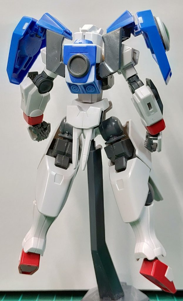 バックパックは小型化したダブルオーのものにクアンタのパーツを使い小型貯蔵タンクを装備
腰部は小型化したダブルオーのサーベルラックを装備、以前までのGNブースターは機体の小型化によりそれほど推力が不要となったため撤廃
膝から下は通常のダブルオーのものにし靴のパーツを小型化