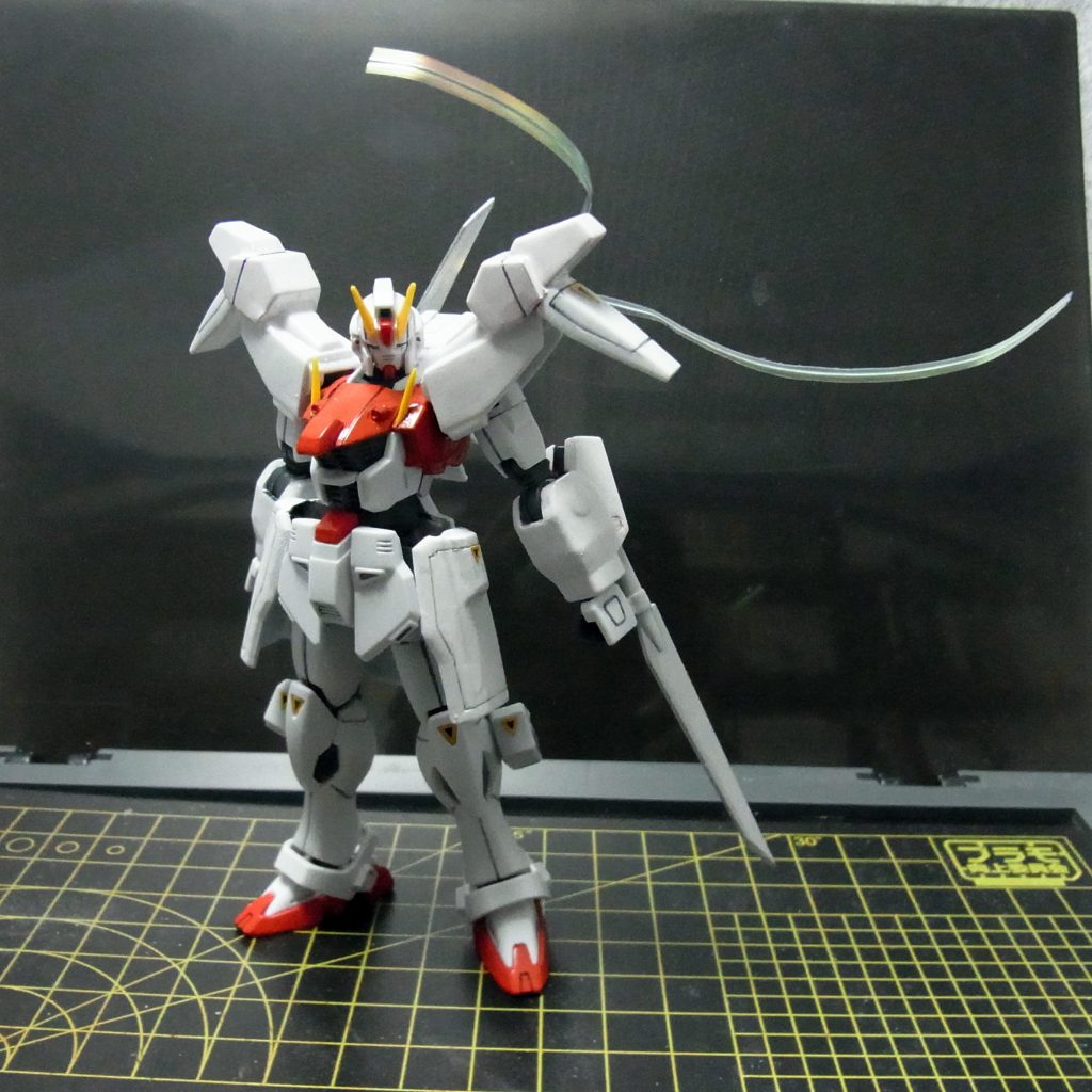 せっかくの導熱ワイヤが見えなかったので背景を変えて。

F91とシュピーゲルのミキシングです。
分身するし、忍者っぽくね？　むしろ実質忍者じゃね？　みたいな安直さが見えますね。

分身で撹乱しつつ、高速機動で懐に飛び込みつつ、両手のブレードで斬る……というコンセプトです。
ショルダーアーマー内にビームサーベルも内蔵されていますが、ビームシールドはなし。
白装束は覚悟の証。