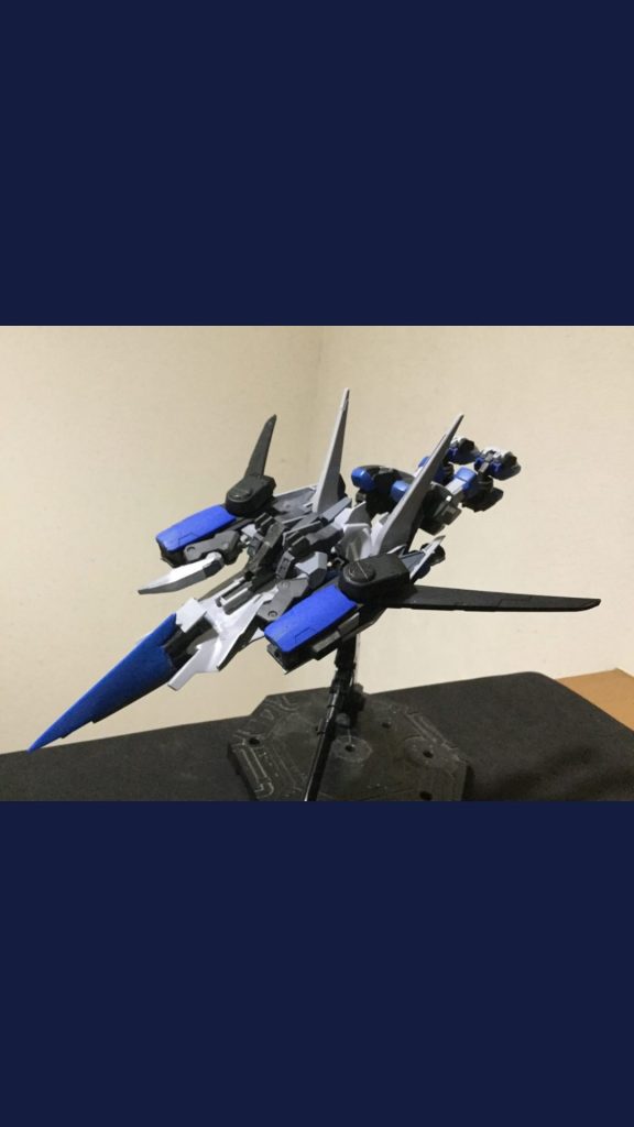 サタナスは専用シールドを装備していれば簡易飛行形態になることもできます。速そう（小並感）
簡易なのでこの状態での大気圏への単独突入は不可という設定です。