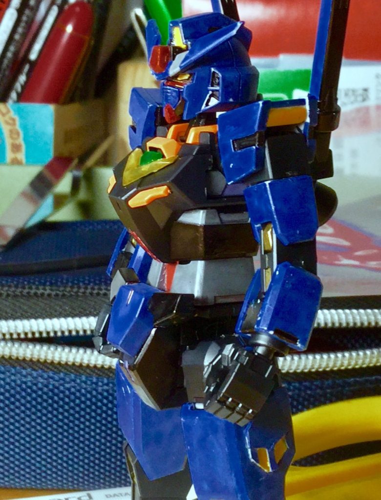 脚スラスターはともかく色はちゃんと塗り分けたつもりです、主にサーベルとかサーベルとか肩の黄色いとことかとはいえトップコート吹いてないのですーぐ色剥がれる(本当に黒とティターンズブルーは剥がれやすい奴らだ全く...)