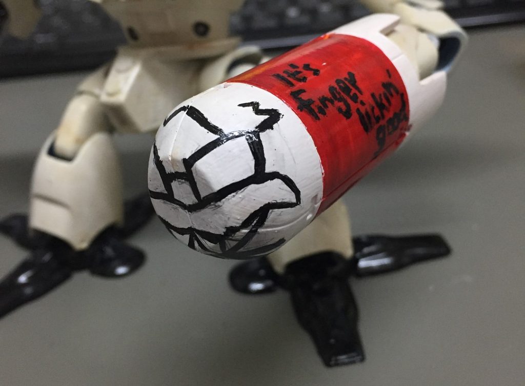 特徴的なペイントを施されたミサイルポッド！🐔