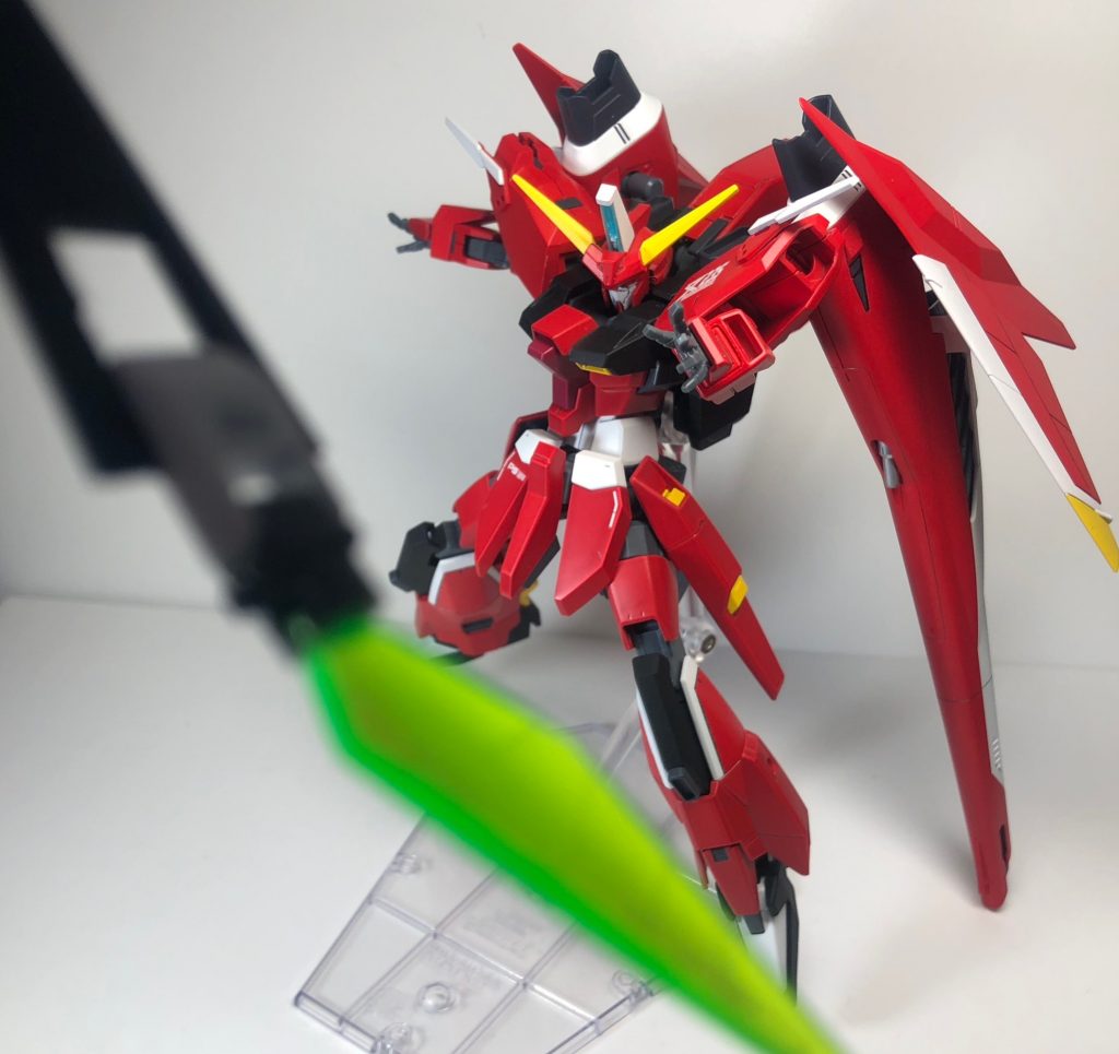 <装備3>ビームブーメラン
サーベルが無くなった肩アーマーにはビームブーメランを装備させています。
こちらはジャスティスガンダムのオマージュです。
柄を板形状にすることで、格納時はウイングとして動作する…という設定です。
アスランはブーメランを使うと強い印象があります笑
柄の部分にはAGE-3ノーマルのパーツを使用しています。